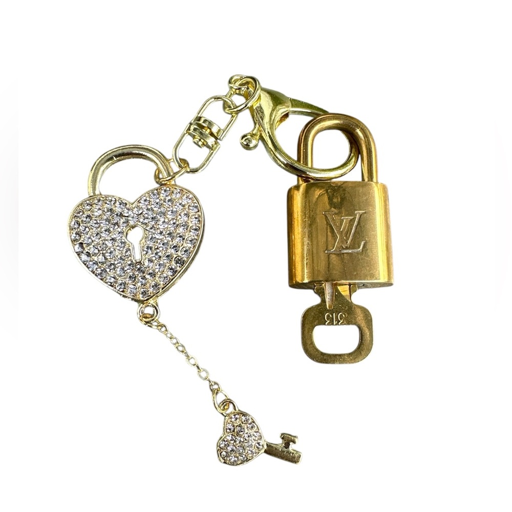 ✨Authentic Louis Vuitton Lock and Key with heart bag charm✨